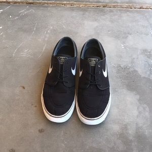Men’s Size 11.5 Black Nike SB shoes